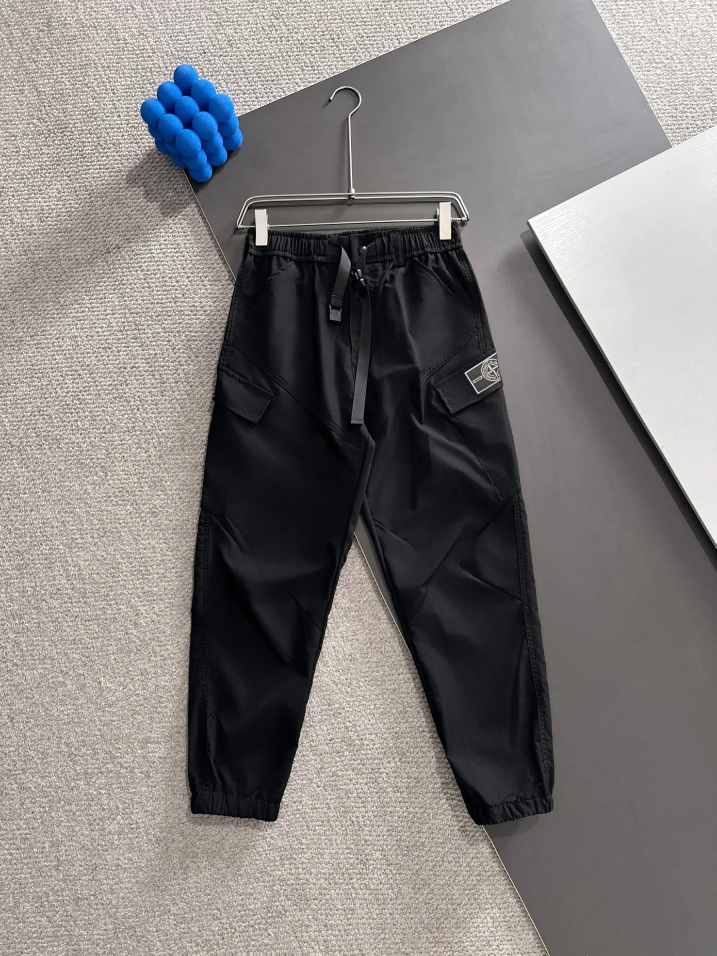 🅿️400 shipped next day Stone lsland/stone island 2025 spring and summer new elastic band casual solid color leggings trousers, trousers hem with two needle stitches, fine and firm stitching, counter-customized fabrics with high breathability and comfort, impeccable details, brand element design concept, reflecting high quality. It feels delicate and soft! It presents a casual cut and the upper body shape is great! Size: M-3XXL